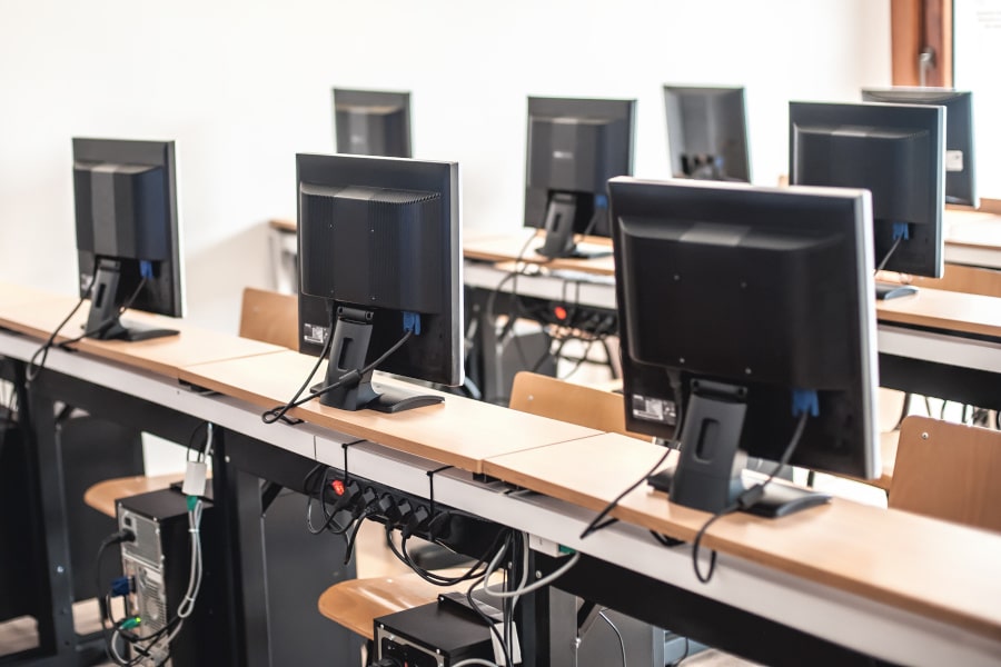 Aula informática de UP Formación equipada con ordenadores de sobremesa para cursos presenciales de informática y formación tecnológica.