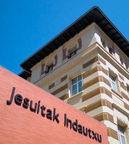 Fachada del centro Jesuitak Indautxu en Bilbao, una de las sedes donde UP Formación imparte cursos presenciales y programas formativos.